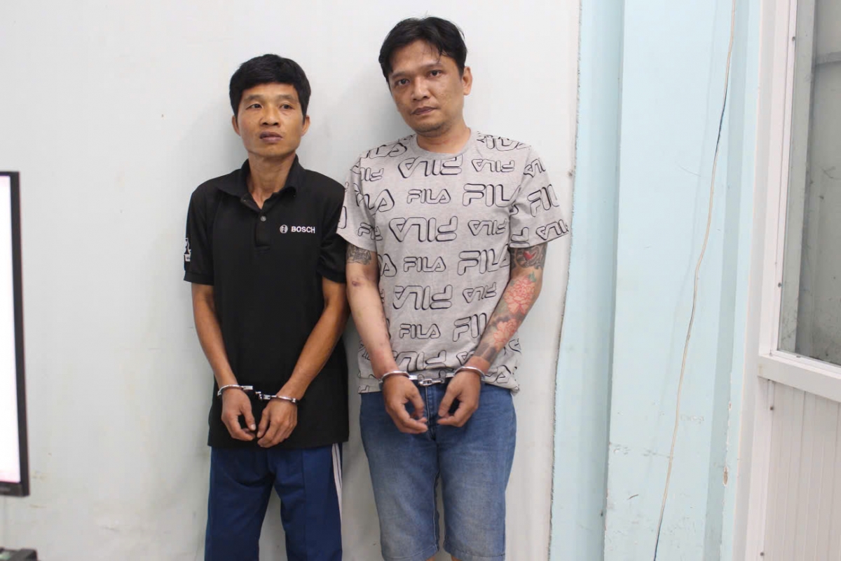 Cảnh sát hình sự - Công an Quận 1 đưa Hùng và Phong về trụ sở làm việc (Ảnh: CACC)