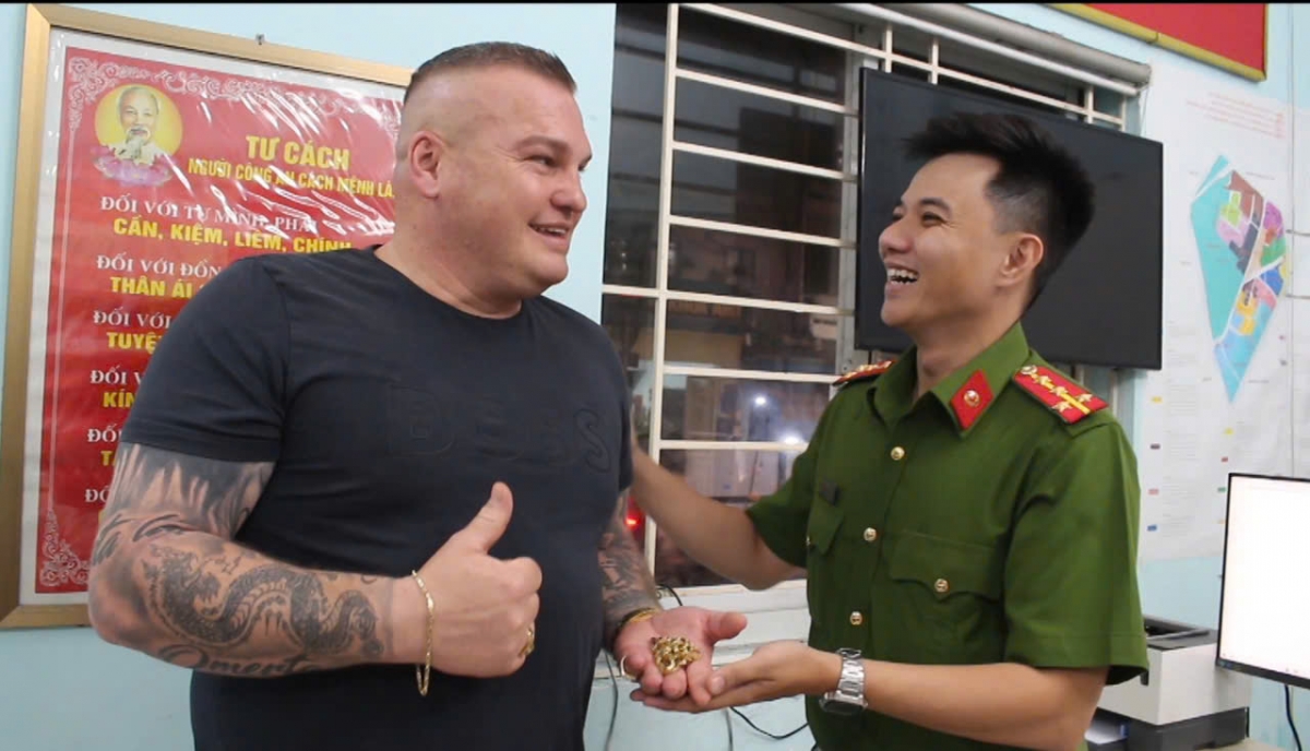 Du khách người nước ngoài cảm ơn Công an Quận 1 đã nhanh chóng bắt được đối tượng, trao trả lại tài sản cho người mất (Ảnh: CACC)