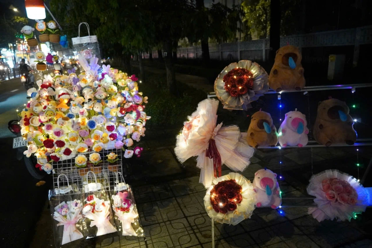 Hoa sáp, hoa len, cẩm nhung, hoa handmade được bày bán tại nhiều tuyến đường ở TP.HCM (Ảnh: Hoàng Minh)