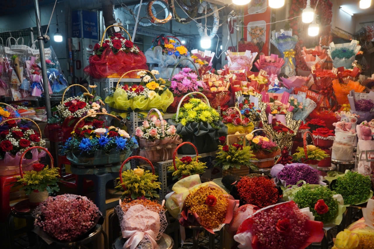 Một số shop hoa tươi bày bán đa dạng chủng loại để thu hút khách hàng (Ảnh: Hoàng Minh)