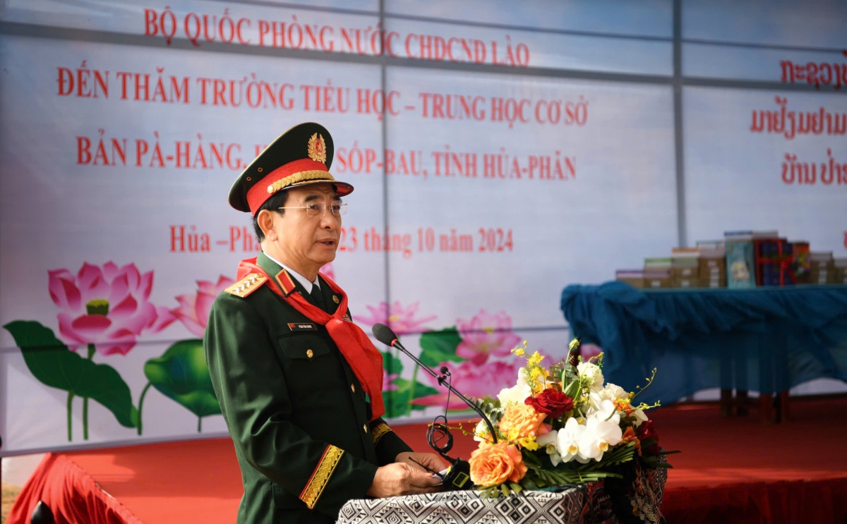 Đại tướng Phan Văn Giang nhấn mạnh, tỉnh Houaphanh nói chung và huyện Sop Bao nói riêng là mảnh đất giàu truyền thống anh hùng cách mạng, mưu trí, kiên cường trong chiến đấu, chăm chỉ, sáng tạo trong lao động sản xuất, bao dung, nhân ái trong cuộc sống cộng đồng. Cũng chính trên mảnh đất này, Quân đội và nhân dân hai nước Việt Nam - Lào đã sát cánh bên nhau trong cuộc chiến đấu chống thực dân, đế quốc xâm lược, giành độc lập dân tộc, tự do và hạnh phúc cho nhân dân mỗi nước. 