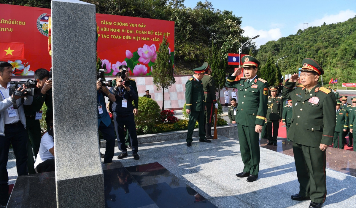 Ngay sau lễ đón chính thức đoàn đại biểu Việt Nam tại cửa khẩu Pahang, Đại tướng Phan Văn Giang và Đại tướng Chansamone Chanyalath đã thực hiện nghi thức chào, tô son cột mốc chủ quyền. Trong ảnh: Đại tướng Phan Văn Giang và Đại tướng Chansamone Chanyalath chào cột mốc chủ quyền.