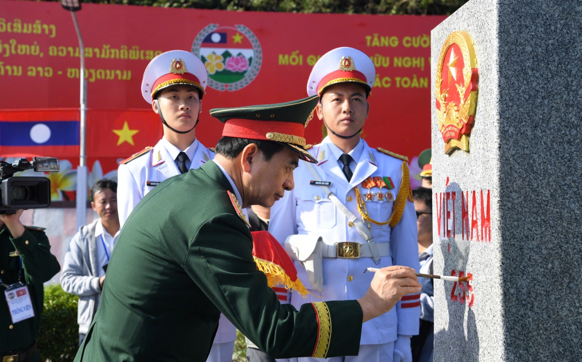  Đại tướng Phan Văn Giang tô son cột mốc chủ quyền.