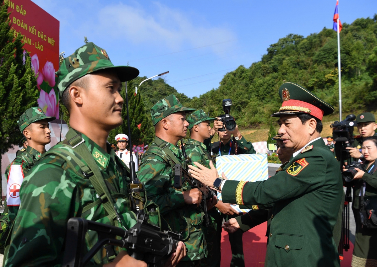  Đại tướng Phan Văn Giang động viên lực lượng tham gia tuần tra chung.