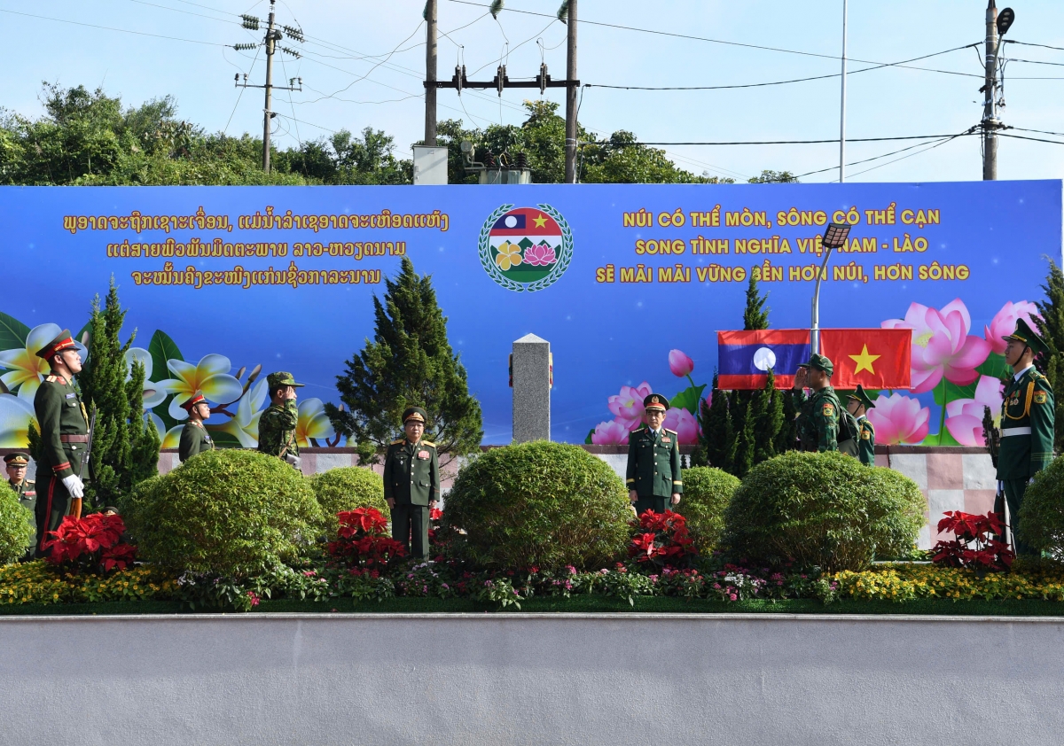 Hai Bộ trưởng chứng kiến tuần tra chung trên bộ của lực lượng bảo vệ biên giới hai nước.