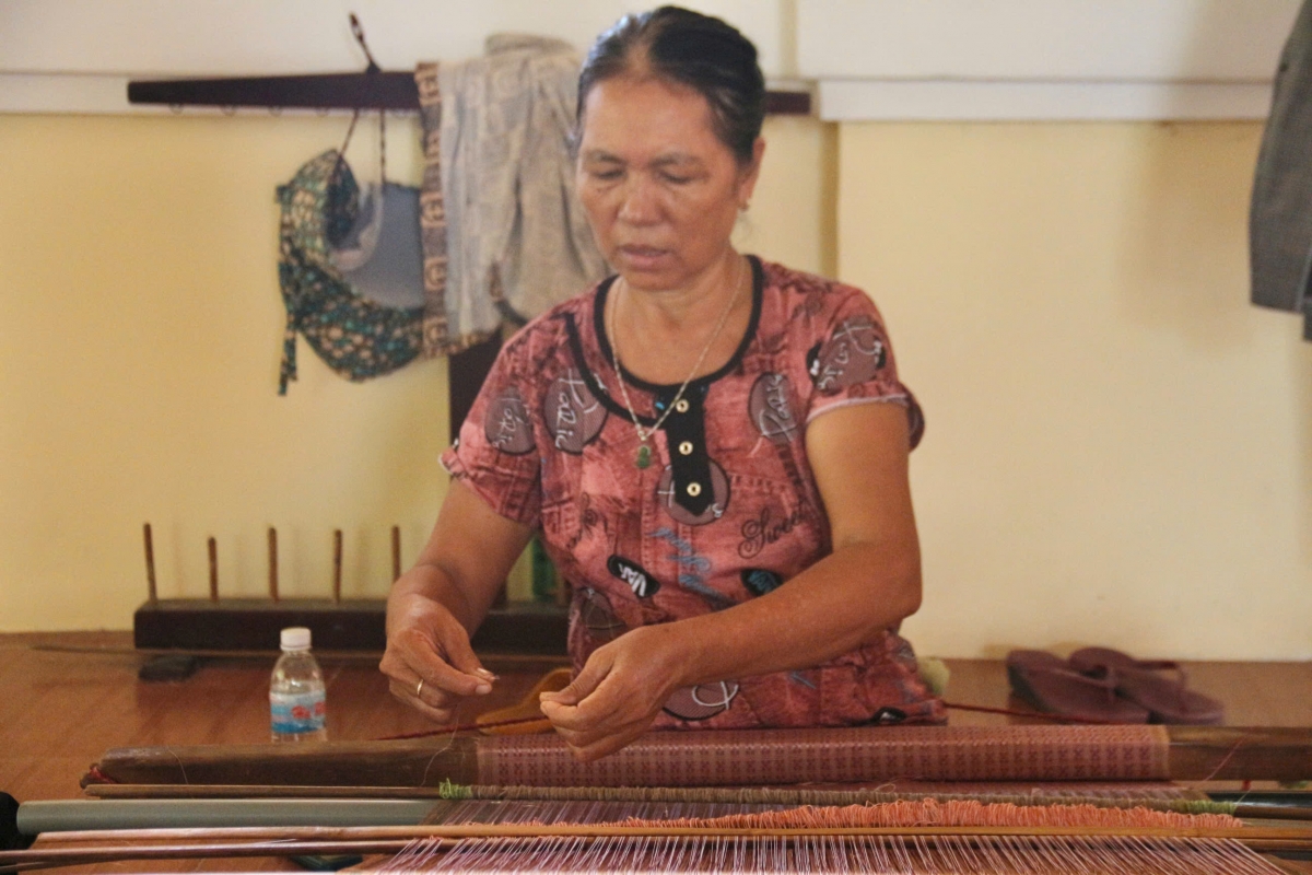 Hiện nay, lao động trong các làng nghề thủ công mỹ nghệ phần lớn đã nhiều tuổi (Ảnh: Hoàng Minh)