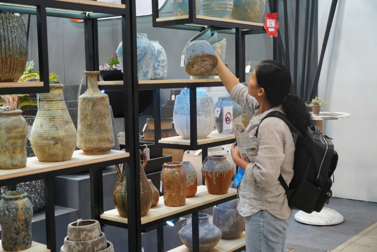 Các sản phẩm gốm sứ đang gặp khó khăn về cả đầu vào lẫn đầu ra (Ảnh: Hoàng Minh)