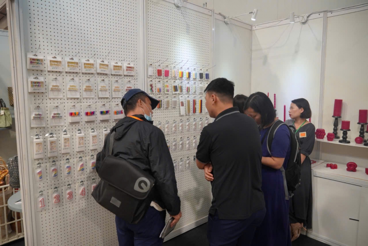 Du khách tham quan gian hàng tại một triển lãm hàng thủ công mỹ nghệ ở TP.HCM (Ảnh: Hoàng Minh)