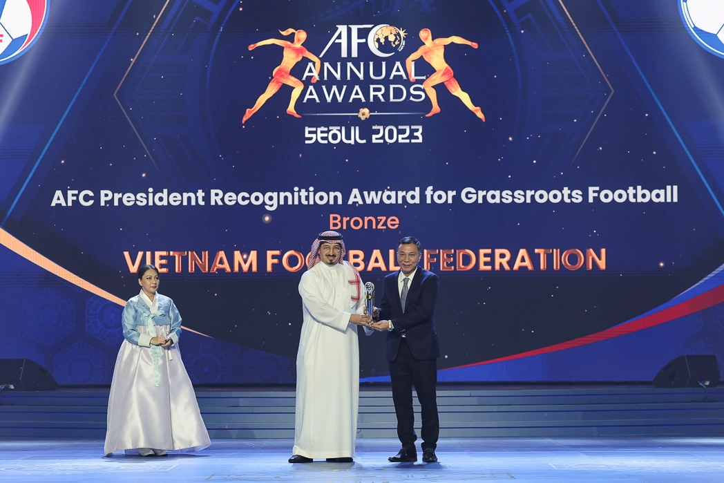 Chủ tịch VFF - Trần Quốc Tuấn nhận giải thưởng từ AFC. (Ảnh: AFC). 