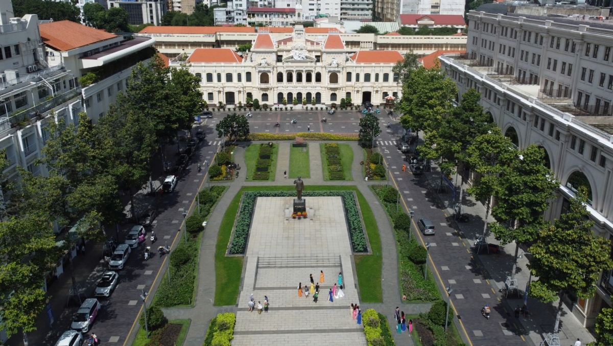 Đường Nguyễn Huệ là tuyến trung tâm của TPHCM. Hiện nay, giữa con đường Nguyễn Huệ là một quảng trường đi bộ rộng 27m, được đưa vào sử dụng từ năm 2015. Trước đường Nguyễn Huệ là công viên bờ sông Sài Gòn.