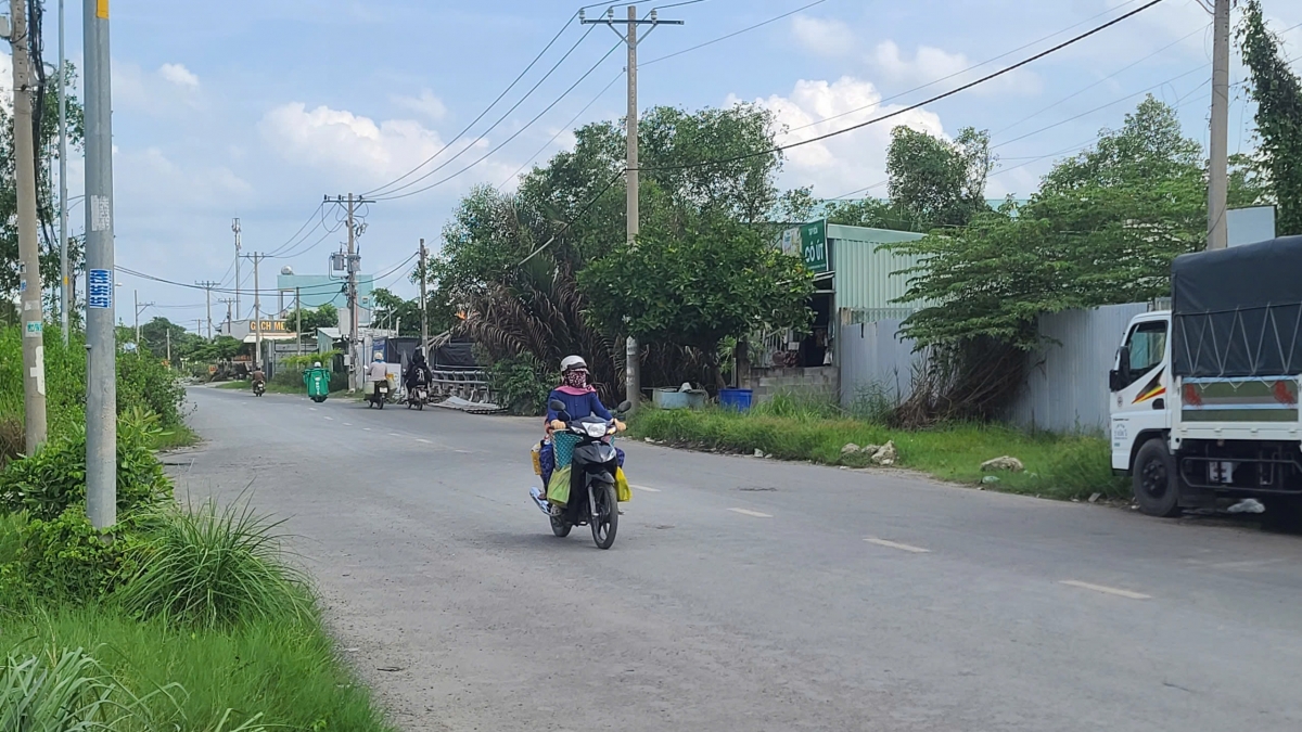 Một trong những con đường tăng giá cao nhất huyện Nhà Bè là đường Nguyễn Văn Tạo (đoạn từ sông Kinh Lộ đến ranh giới TP.HCM - Long An) có giá 15,8 triệu đồng/m2, gấp hơn 14 lần so với mức giá cũ.