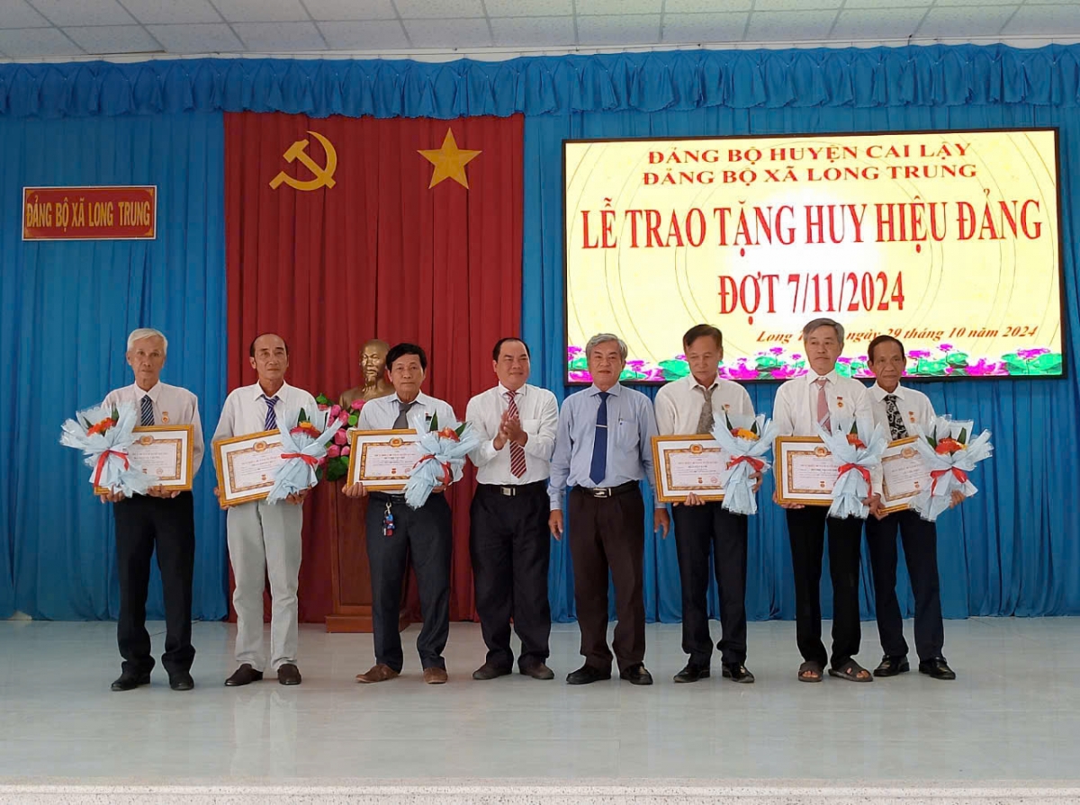 Trao Huy hiệu Đảng cho đảng viên tại xã Long Trung, huyện Cai Lậy