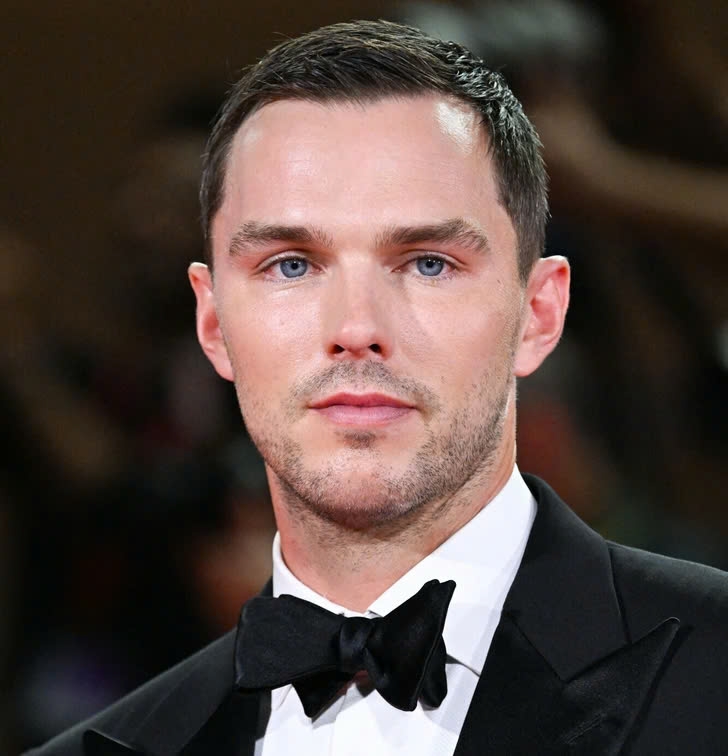 Nổi tiếng với những vai “quái” trên màn ảnh, Nicholas Hoult đã có hành trình chinh phục đam mê diễn xuất của mình và có được sự mến mộ của nhiều khán giả. Sở hữu vẻ ngoài điển trai nhưng Nicholas Hoult, trớ trêu thay, rất hiếm khi khoe điều này trên màn ảnh. Nhắc đến Hoult là phải nhắc đến một loạt vai diễn với phần tạo hình độc đáo, không giống ai và thậm chí là xấu xí. Sau những năm đầu mài giũa bằng những dự án chính kịch - xã hội, Nicholas Hoult chính thức gây sốt màn bạc nhờ đóng 2 bom tấn Clash of the Titans và X-Men: First Class. Cả hai nhân vật Eusebios và dị nhân Beast đều đánh dấu sự lột xác của tài tử 8X, cho thấy hình ảnh cực mới lạ.