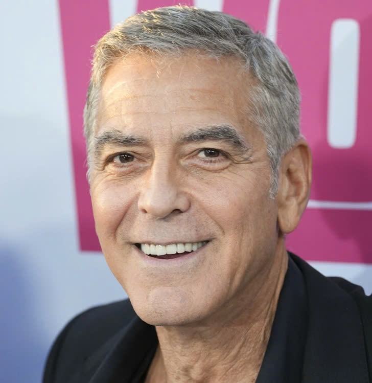 George Timothy Clooney (sinh ngày 6 tháng 5 năm 1961) là một diễn viên và nhà làm phim người Mỹ. Được biết đến với các tác phẩm của mình trong cả phim bom tấn và phim độc lập , ông đã nhận được nhiều giải thưởng , bao gồm hai giải Oscar , một giải thưởng điện ảnh của Viện hàn lâm Anh và bốn giải Quả cầu vàng . Các danh hiệu của ông bao gồm Giải thưởng Cecil B. DeMille, Giải thưởng danh dự César, Giải thưởng Thành tựu trọn đời của Viện phim Mỹ và Giải thưởng Trung tâm Kennedy.