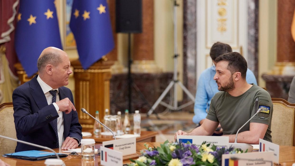 Tổng thống Ukraine Volodymyr Zelensky gặp Thủ tướng Đức Olaf Scholz. Ảnh: Getty
