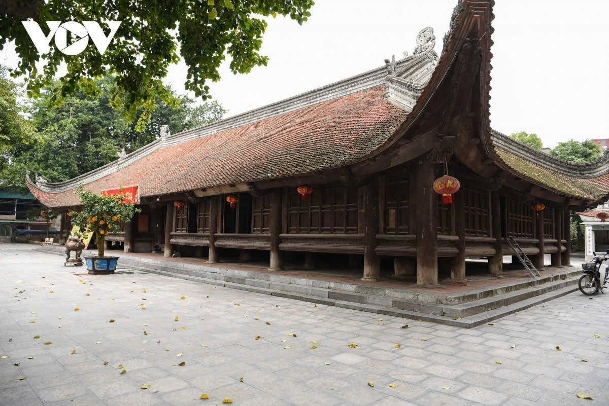 Tòa đại Đình được dựng trên nền cao có thềm bó bằng đá xanh, mang kiến trúc nhà sàn với sàn gỗ bề thế cao 0,7m so với mặt nền, sau hàng cột ngang và mười hàng cột dọc bằng gỗ lim có đường kính từ 0,55m (với cột con) đến 0,65m (với cột mẹ) được kê trên các tảng đá xanh