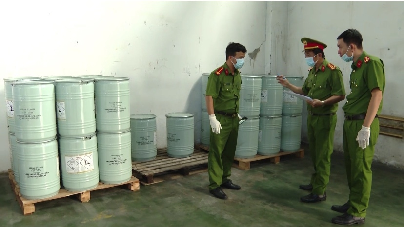 Lực lượng chức năng thu giữ các loại hóa chất gây hại (Ảnh: CACC)