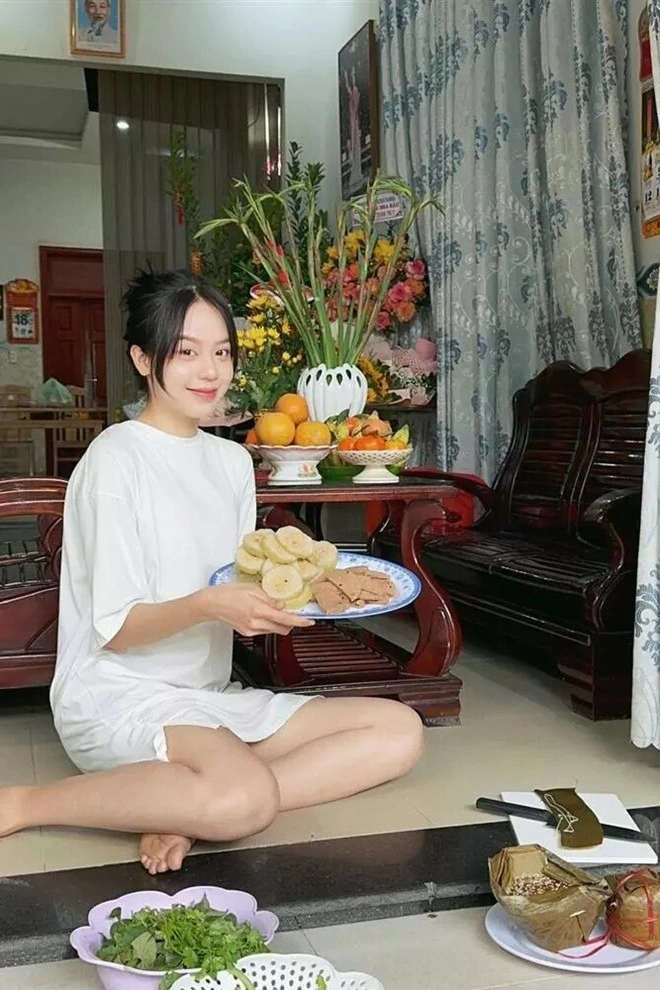 Ba mẹ của nàng hậu chia sẻ, từ nhỏ, Thanh Thủy có tính cách ngoan ngoãn, hiếu thảo, tự giác. Nàng hậu từng chia sẻ một vài hình ảnh trong căn nhà của mình tại Đà Nẵng trên mạng xã hội. Căn nhà của gia đình Thanh Thuỷ nhỏ gọn, giản dị và ấm cúng. 