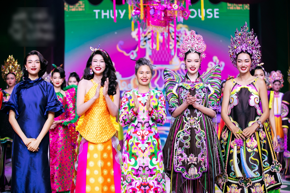 NTK Thủy Nguyễn (giữa)