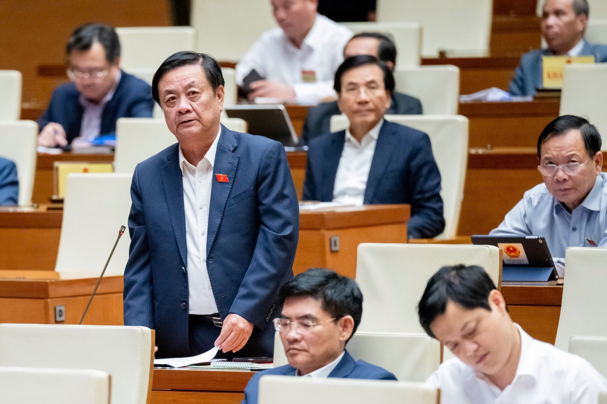Bộ trưởng Bộ Nông nghiệp và Phát triển Nông thôn phát biểu giải trình phiên thảo luận chiều 4/11. (Ảnh: Quốc hội)