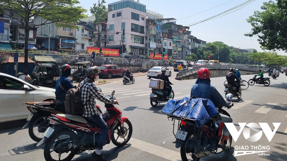 Việc tăng nặng mức phạt đối với các hành vi vi phạm như: vượt đèn đỏ, đi ngược chiều… là đúng, nhưng cần cân nhắc mức tăng, vì cao quá dễ khiến người tham gia giao thông bỏ xe