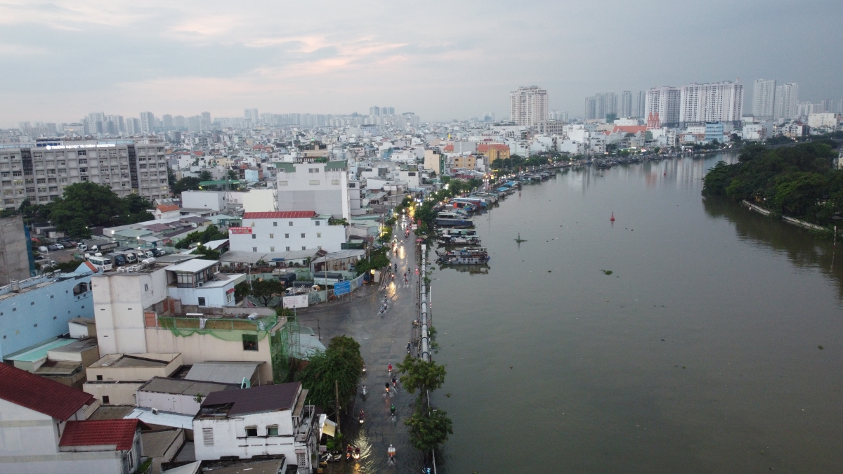 Đường Trần Xuân Soạn (Quận 7) là một trong những tuyến đường ngập nhất TP.HCM mỗi khi triều cường đạt đỉnh. Nước tại các sông ngòi, kênh rạch dâng cao tràn lên bờ khiến nhiều người tham gia giao thông gặp khó khăn.