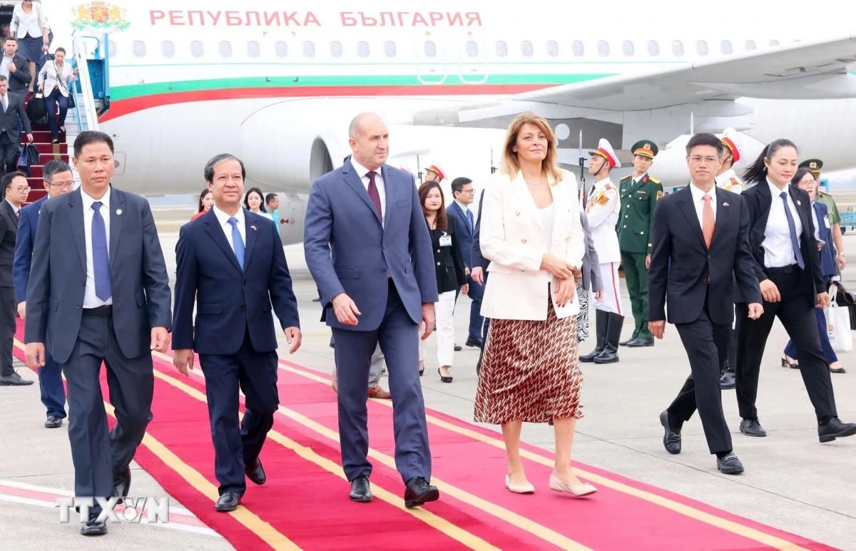 On November 24, the plane carrying Bulgarian President Rumen Radev, his spouse and the entourage lands at Noi Bai International Airport in Hanoi, marking the start of their official visit to Vietnam.
