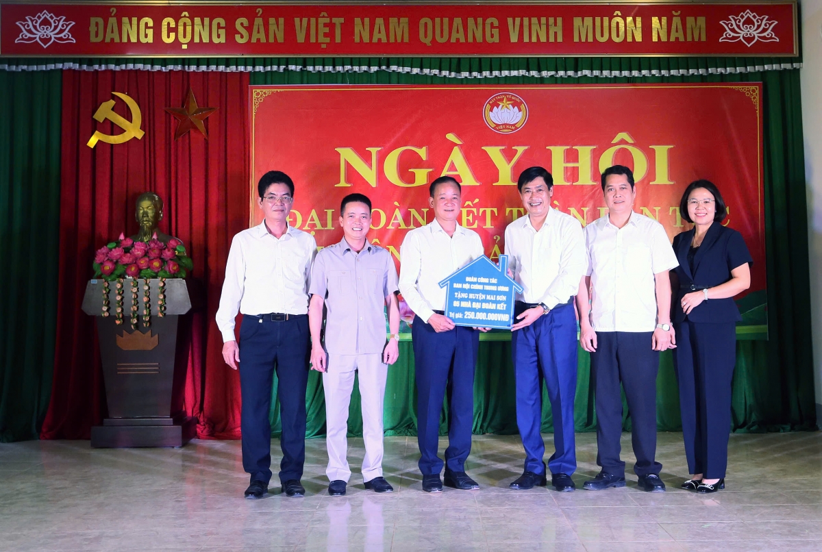 Đoàn công tác tặng huyện Mai Sơn 5 nhà Đại đoàn kết