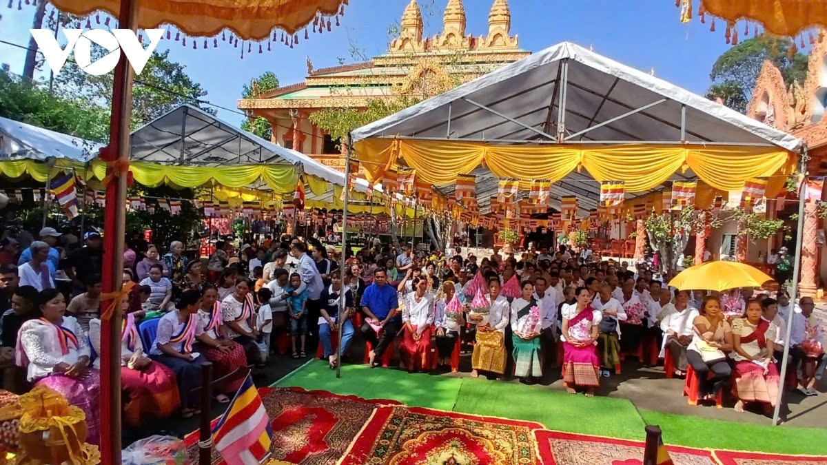 Every year, after three months of an cư nhập hạ, a period when monks focus on meditation and practice, without violating any monastic vows, the Kathina ceremony takes place, typically from the 16th day of the ninth lunar month to the full moon of the 10th lunar month.