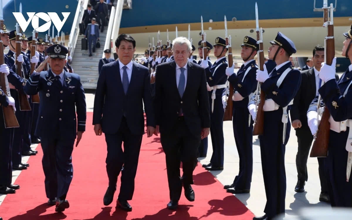 On November 9, President Luong Cuong and his entourage arrive at Arturo M. Benitez International Airport in Santiago, marking the start of their official visit to Chile.