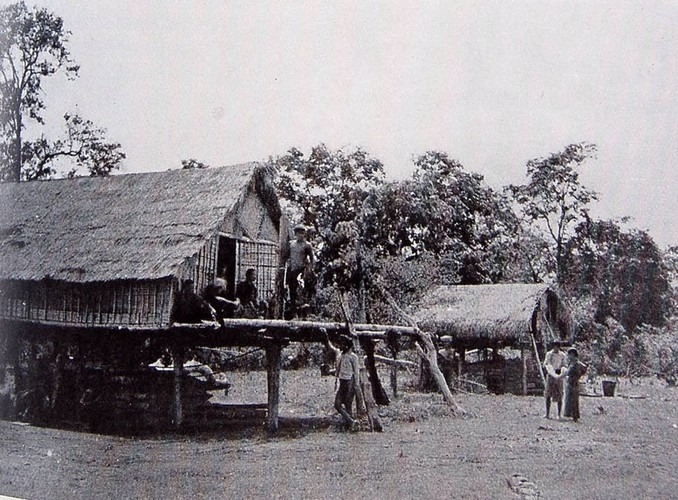 Tỉnh Đắk Lắk ban đầu có tên là Darlac, thành lập ngày 22/11/1904, khi Toàn quyền Đông Dương ban hành nghị định thành lập tỉnh mới đặt dưới quyền hành chính và chính trị của Khâm sứ Trung kỳ. (Ảnh của Công sứ Pháp tại Đắk Lắk Leopold Sabatier chụp năm 1930)