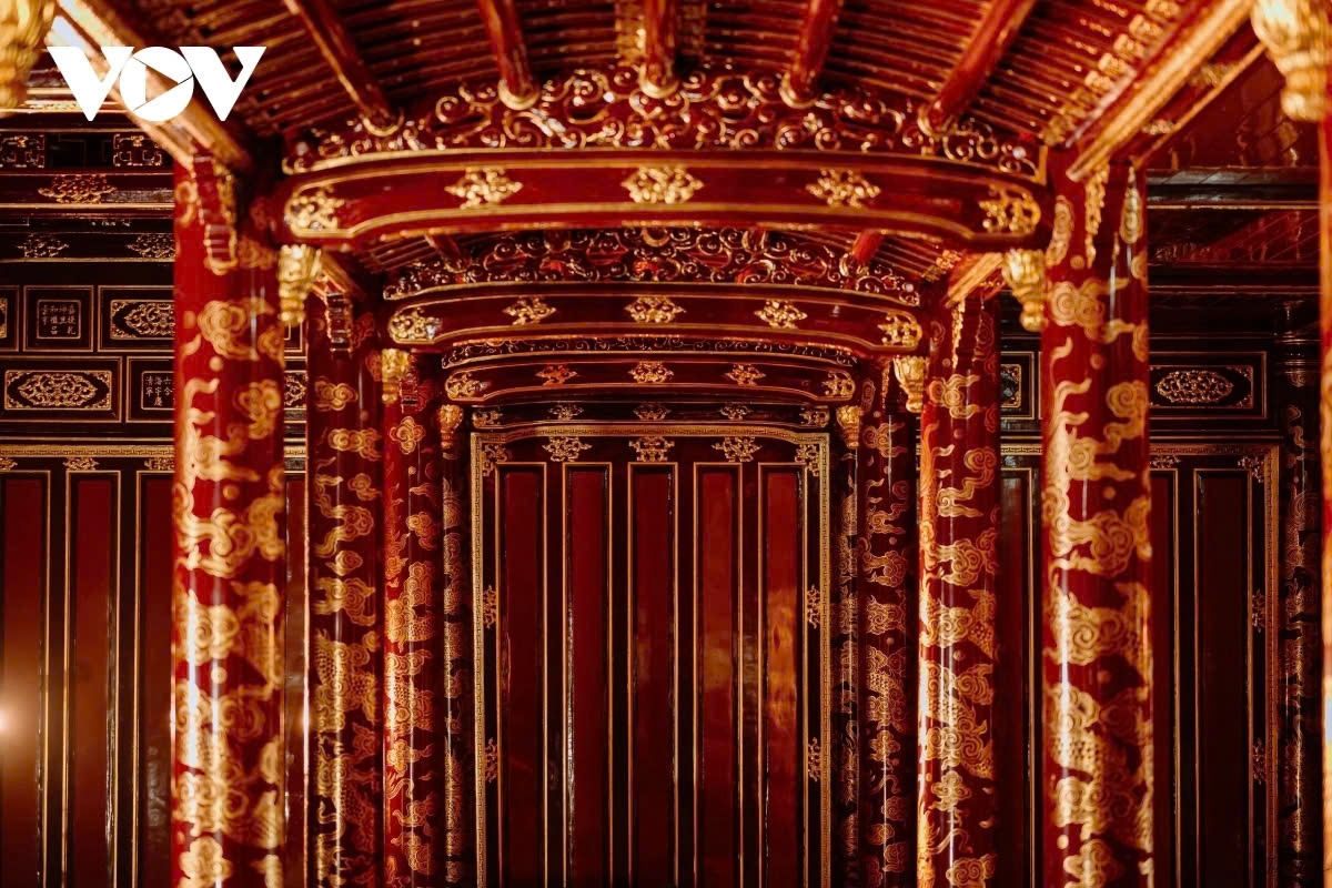 The system of beams and pillars in the Palace, after being gilded, appears stunning and strikingly prominent. The gilding not only adds a sparkling quality but also highlights the artistic beauty and traditional architecture of the structure.