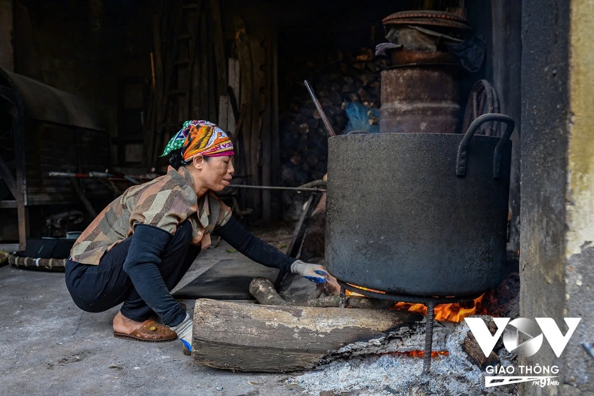 In addition to the yellow paste, Minh Quat workshop also produces black soy sauce.