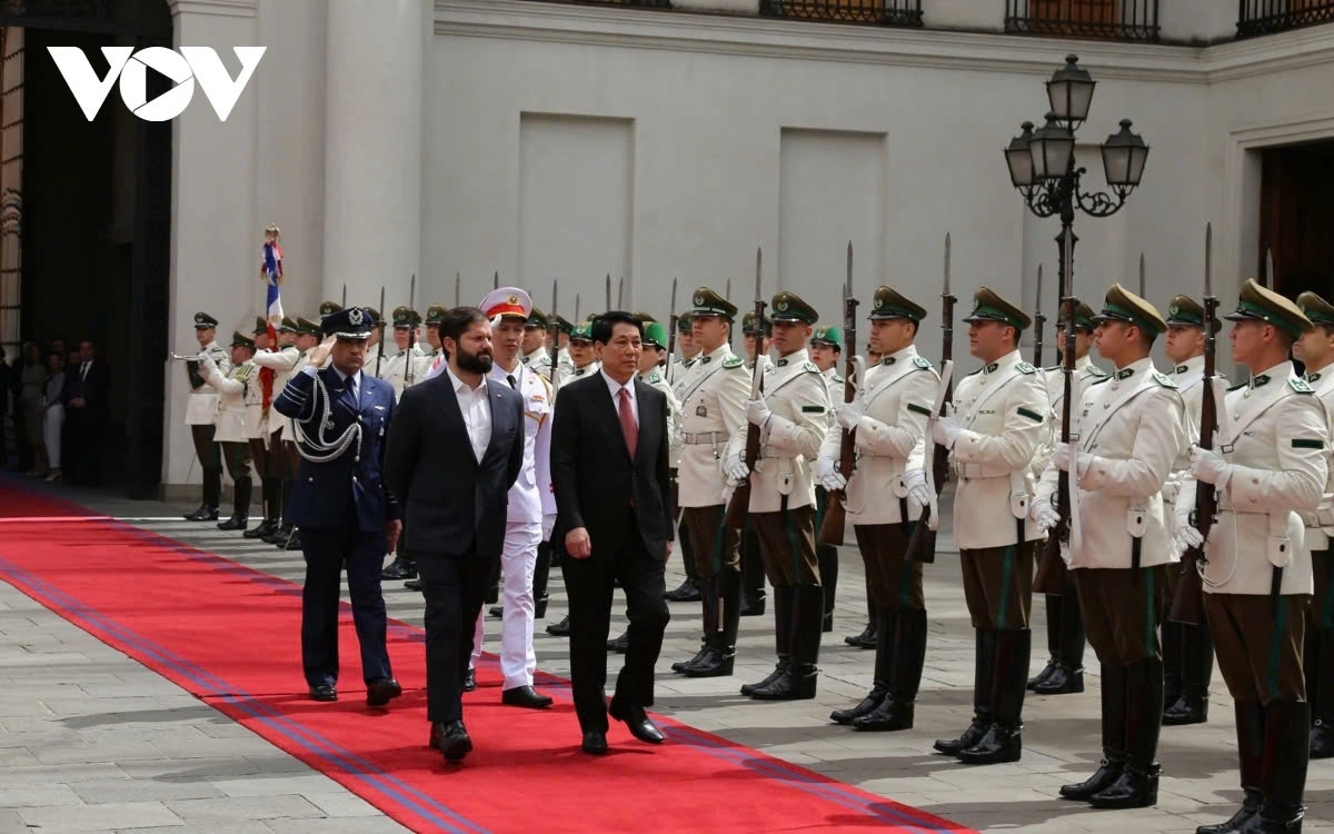 The official welcoming ceremony for President Luong Cuong takes place at La Moneda Palace in Santiago de Chile by President Gabriel Boric.