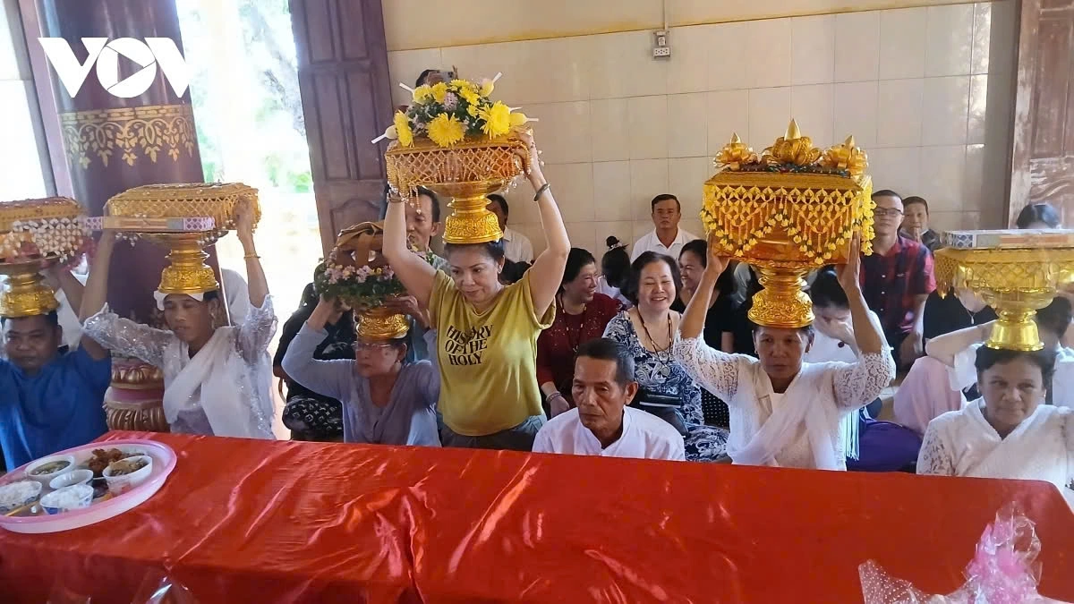 The officiants perform the robe offering ritual in the main hall