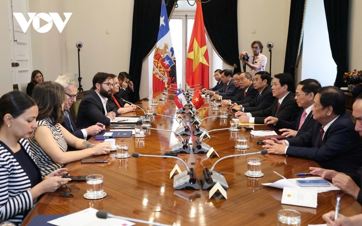 During their talks, the two leaders appreciate the progress in Vietnam – Chile relations and agree to enhance cooperation in areas of mutual interest. They direct their respective ministries to explore an upgrade in bilateral partnership framework to create more opportunities for cooperation.