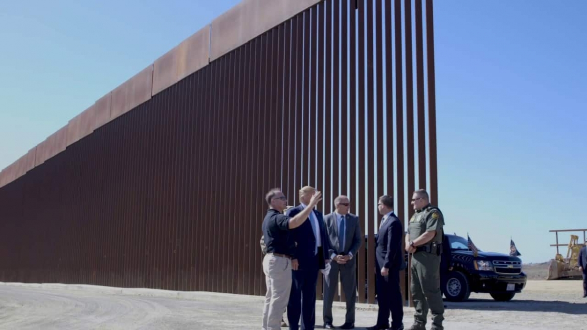 Ông Trump đến thăm bức tường biên giới Mỹ-Mexico. Ảnh: Getty
