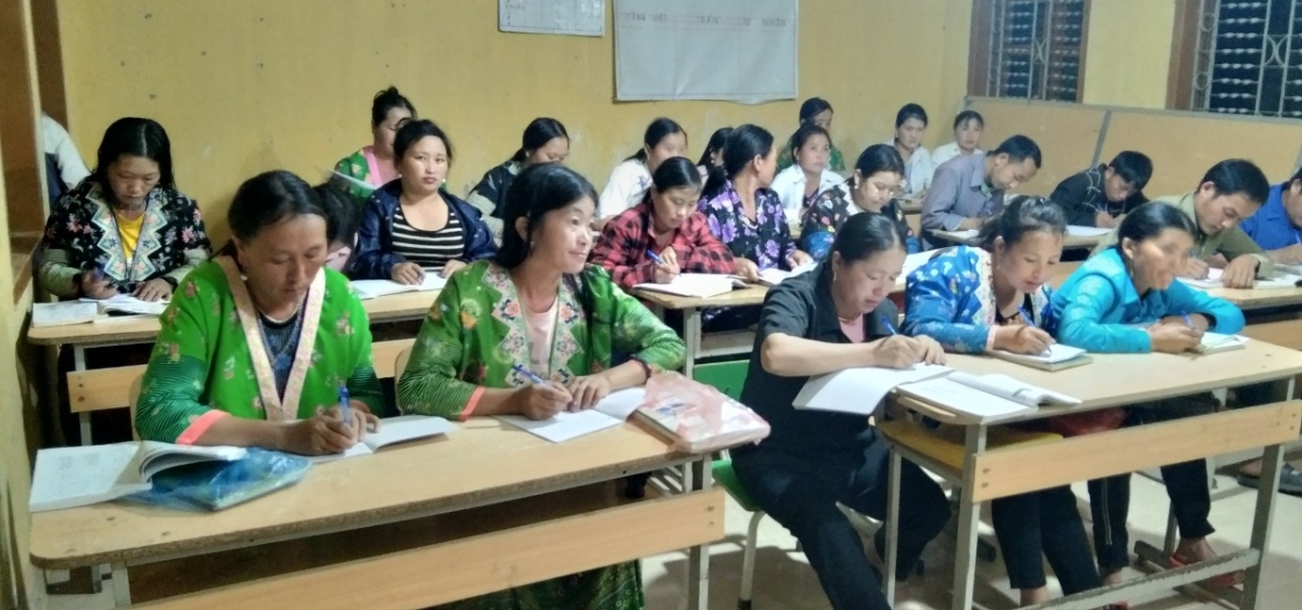 Học viên lớp xóa mù chữ của thầy Lò Văn Thoại ở nhiều độ tuổi khác nhau