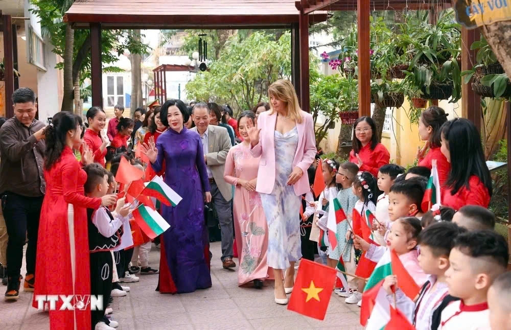 Meanwhile, the First Ladies visited the Vietnam-Bulgaria Kindergarten, established in 1981 by the Bulgarian Women’s Union as a symbol of friendship.