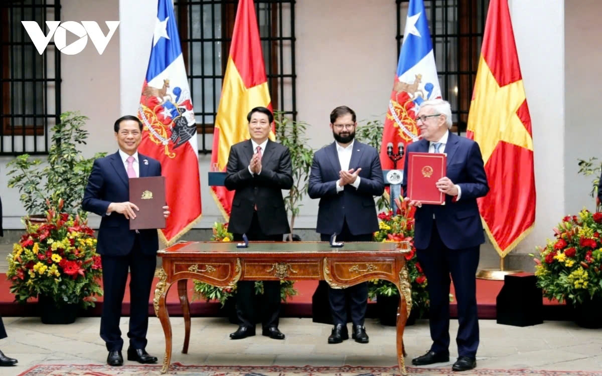 After the talks, the two president meet with the press to share outcomes and witness the signing of a Vietnam-Chile Joint Statement, a defense cooperation MOU, and cooperation agreements on agriculture, culture, and trade promotion.