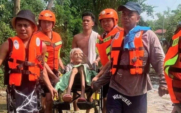 Nhà chức trách Philippines đã nâng cảnh báo bão lên mức cao nhất và sơ tán hàng ngàn người. Ảnh: ABS-CBN
