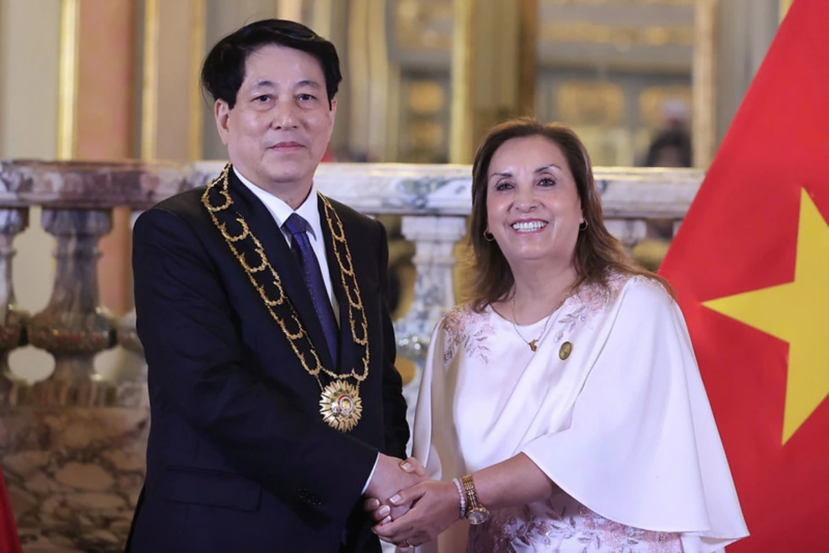 Tổng thống Peru Dina Ercilia Boluarte Zegarra trao Huân chương "Mặt trời Peru" cấp Đại Thập tự cho Chủ tịch nước Lương Cường