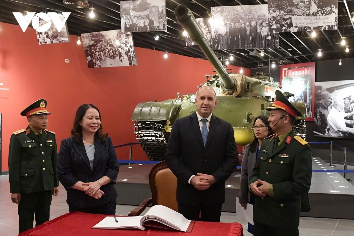 Later in the day, Vice President Vo Thi Anh Xuan accompanies President Radev to the Vietnam Military History Museum. President Radev notes in the guestbook that the visit offers an unforgettable experience, showcasing Vietnam’s heroic spirit and resilience.