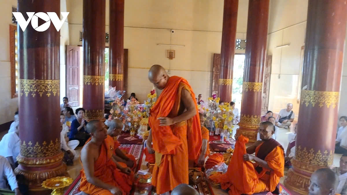 The monks perform the robe ordination ritual in the main hall in front of the Buddhist followers. The ceremony symbolizes a renewal in the monastic life of the monks, marking a new phase in their spiritual practice and purification.