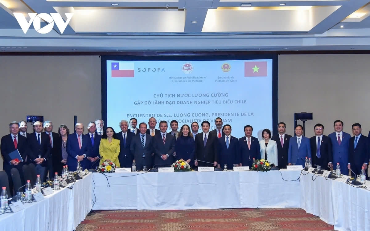 In the afternoon, President Luong Cuong meets with business leaders from the Federation of Chilean of Industry (SOFOFA). Currently, Chile is Vietnam’s fourth largest trading partner in Latin America, and Vietnam is Chile’s largest trading partner within ASEAN.