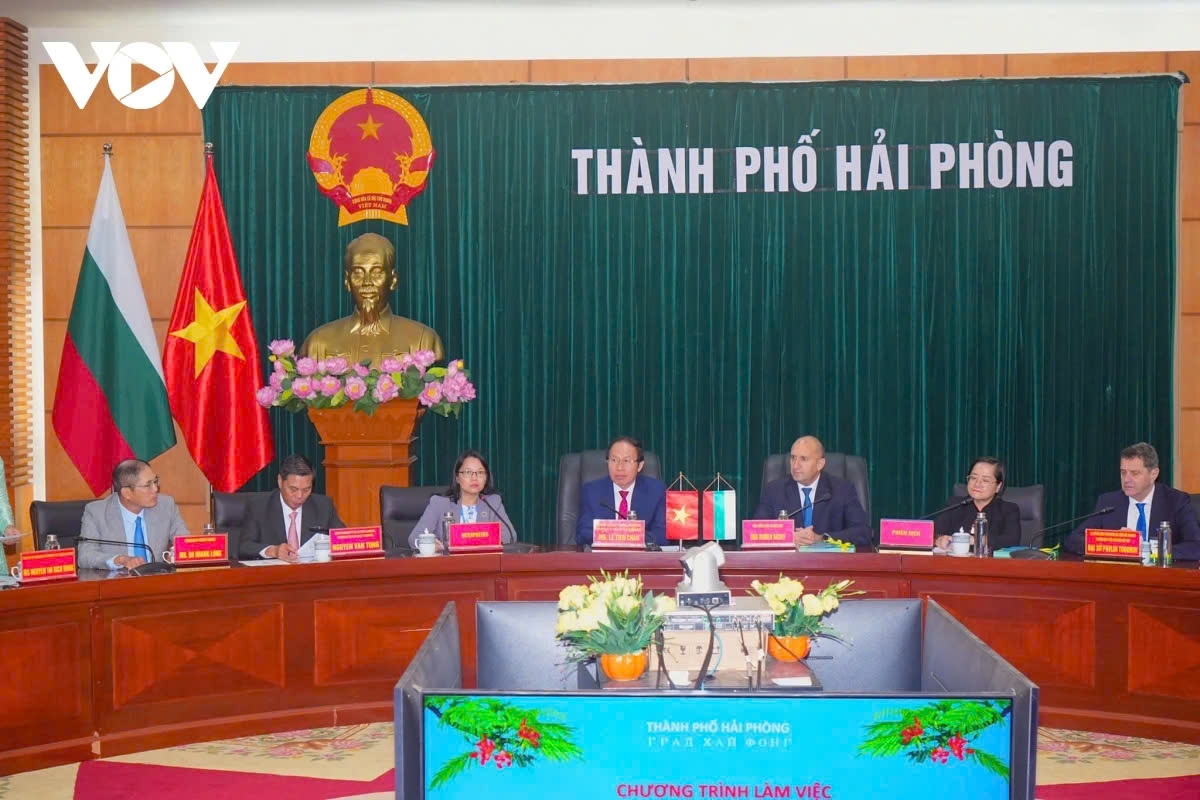 President Radev also travels to the northern port city of Hai Phong where he meets with city leaders to examine the possibility of increasing cooperation between Bulgarian localities and Hai Phong.