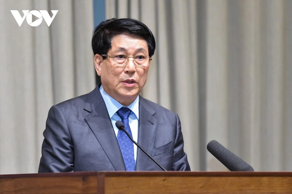 During a policy speech at the University of Chile on November 12, President Luong Cuong affirms Vietnam’s commitment to “national independence linked with socialism,” which serves as the guiding principle for national development and defense. He notes that, despite its middle-income status, Vietnam’s Human Development Index (HDI) has remained high for many years. He also affirms that, though separated by half the world, Vietnam and Chile share a unique bond rooted in historical, cultural, and geographical similarities, as well as a shared vision for the world. This marks the final activity of President Luong Cuong’s official visit to Chile.