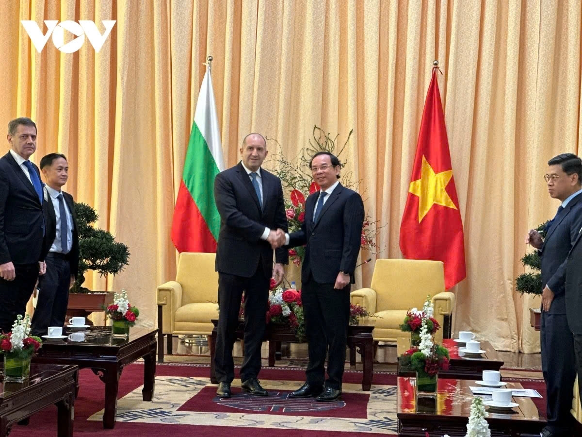 On November 27, he travels to Ho Chi Minh City to hold a meeting with the city’s Party Secretary Nguyen Van Nen. He then witnesses the exchange of a cooperation letter between Ho Chi Minh City and Sofia.