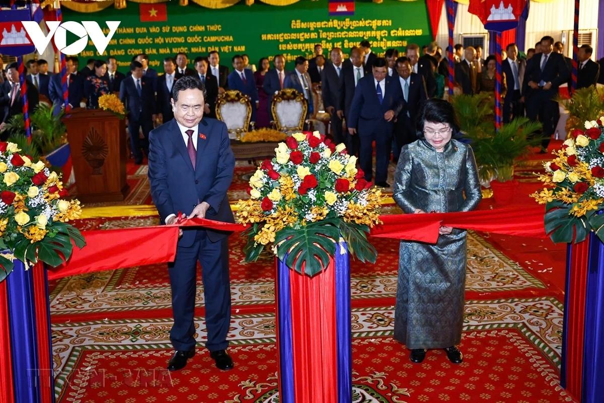Chiều 21/11, tại Thủ đô Phnom Penh, Chủ tịch Quốc hội Trần Thanh Mẫn và Chủ tịch Quốc hội Campuchia Khuon Sudary chủ trì lễ khánh thành và trao tặng công trình <a href="T%C3%B2a%20nh%C3%A0%20h%C3%A0nh%20ch%C3%ADnh%20Qu%E1%BB%91c%20h%E1%BB%99i%20V%C6%B0%C6%A1ng%20qu%E1%BB%91c%20Campuchia" target="_blank">Tòa nhà hành chính Quốc hội Vương quốc Campuchia</a>-món quà của Đảng, Nhà nước, nhân dân Việt Nam dành tặng Đảng, Nhà nước, nhân dân Campuchia.