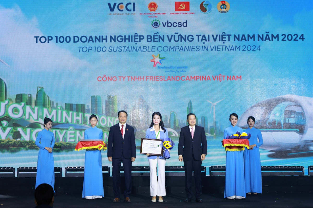 Bà Lê Thị Thúy Hào (giữa) – Giám đốc nhà máy Hà Nam của FrieslandCampina VN nhận giải thưởng Top 100 doanh nghiệp bền vững Việt Nam